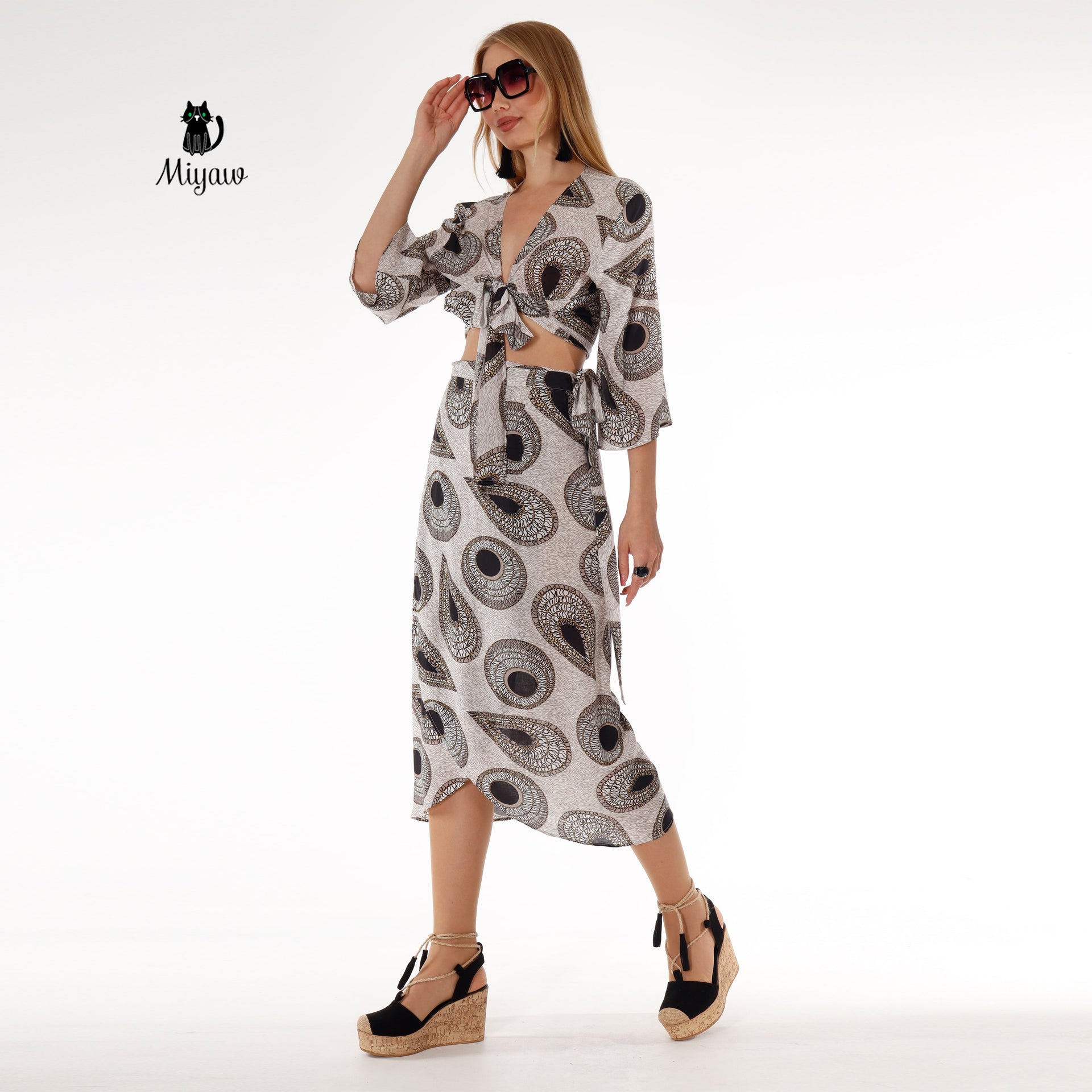 Chic Resort Wear: Black and Gray Crop Top and Skirt Set - Miyawfashion