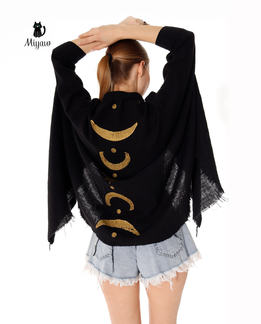 She shows the celestiel pattern in gold color.