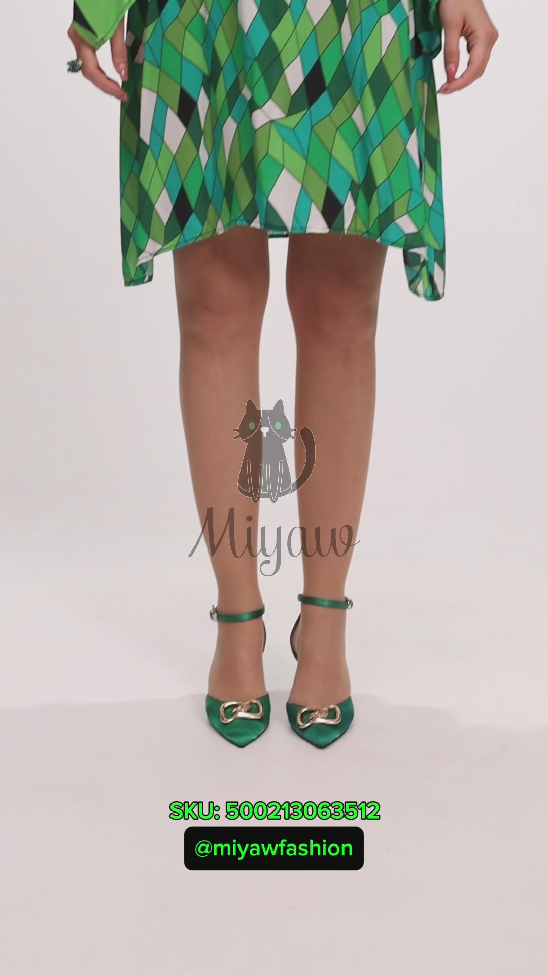 Stylish Resort Wear: Green Mini Dress with 3/4 Wide Sleeves