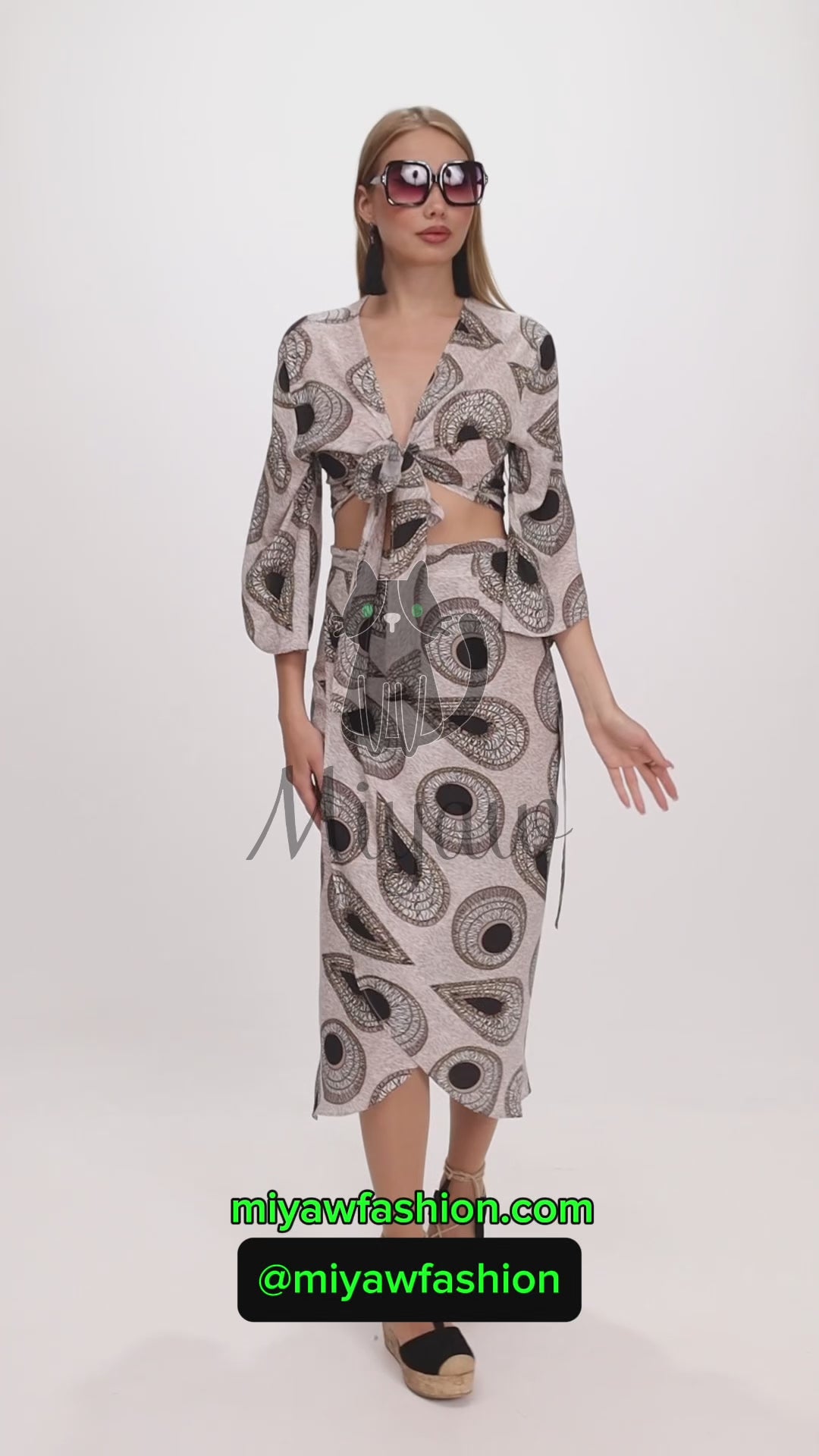 Chic Resort Wear: Black and Gray Crop Top and Skirt Set